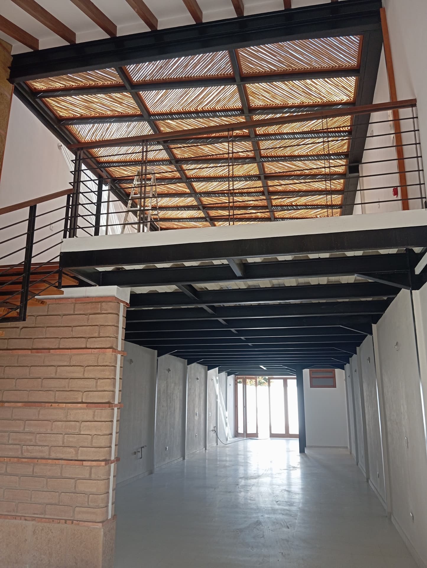 Local comercial en Plaza Central — Foto 1